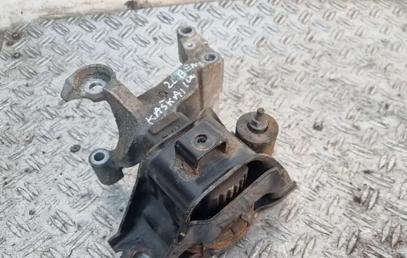 Nissan Qashqai Engine mount bracket