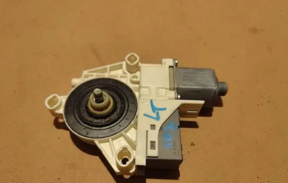 Peugeot 407 Rear door window regulator motor 0130822201