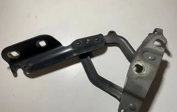 Engine bonnet/hood hinges