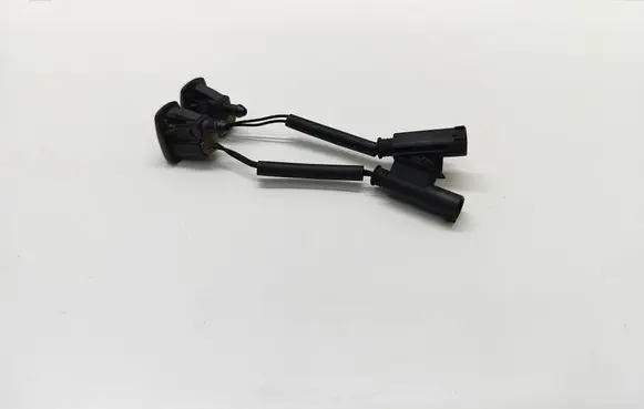 BMW 5 E60 E61 Windshield washer spray nozzle 7132969 1378908