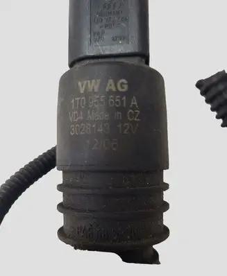 Volkswagen Touran I Windscreen/windshield washer pump 1T0955651A PA6GBGF30 1J0973722