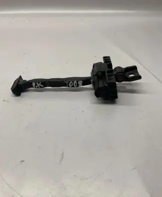 Volkswagen Jetta VII Front door check strap stopper