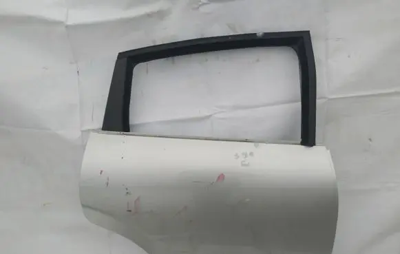 Seat Leon (1P) Rear door sidabrine