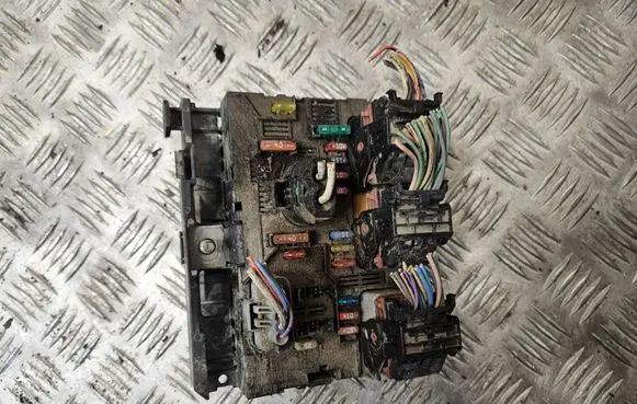 Citroen C4 I Picasso Fuse module 9636079380
