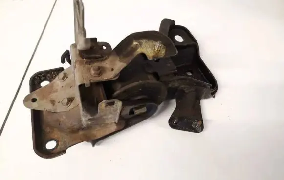 Mazda 626 Engine mount bracket
