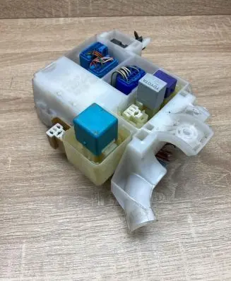 Toyota Corolla E120 E130 Fuse module 6189 7019TA1