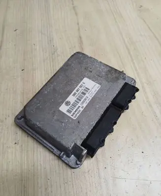 Audi A4 S4 B5 8D Engine control unit/module 3B0907557C 5WP433205