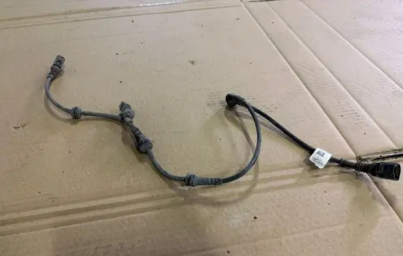 Volkswagen Touareg II Front ABS sensor wiring 7P0971279A