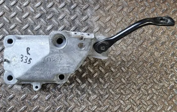 Engine mounting bracket