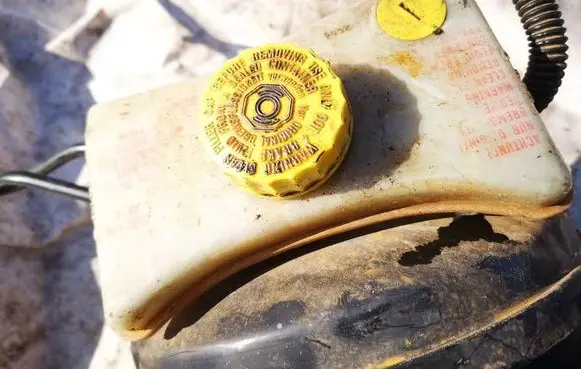 Brake fluid reservoir