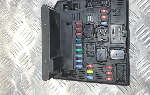 Nissan Qashqai Fuse module 519228324 1018664378 284B7JD00B