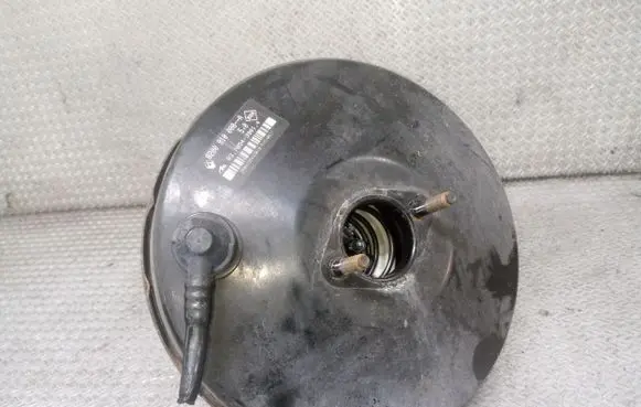 Renault Twingo II Brake booster 8200910008A