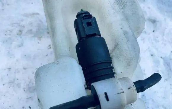 Volkswagen Golf IV Windscreen/windshield washer pump