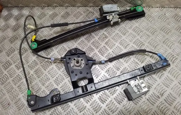 Volkswagen Golf III Front door manual window regulator 1H08374028