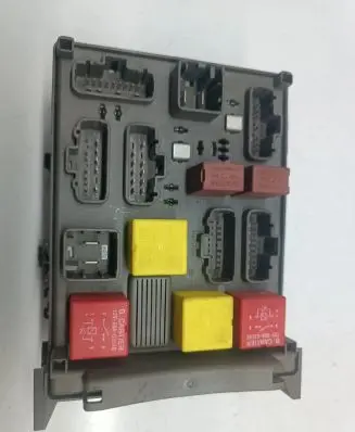 Renault Espace IV Fuse module 8200004201E 8200283812 518832019