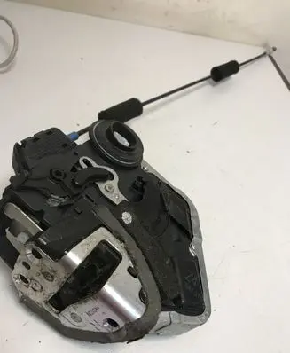 Lexus RX 300 Rear door lock 6905060071