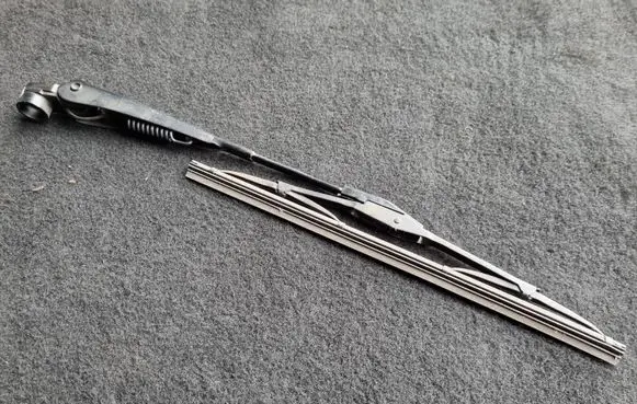Rear wiper blade arm