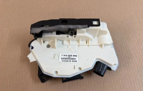 Volkswagen Amarok Rear door lock 5N0839016J