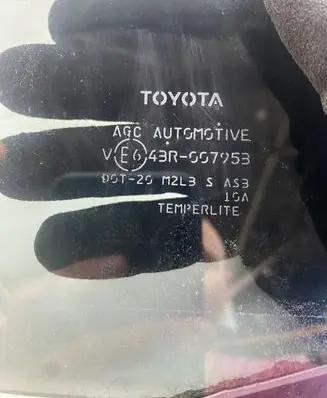 Toyota RAV 4 (XA40) Rear vent window glass E643r007953