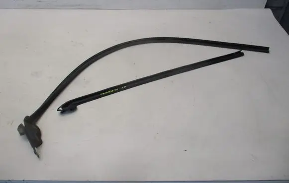 Opel Vivaro Rubber seal front door window/glass 
