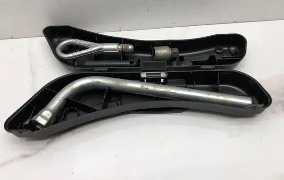 Audi A4 S4 B7 8E 8H Tool set 8E0012111A