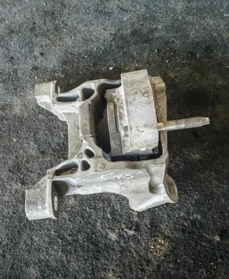 Mazda CX-5 Engine mounting bracket