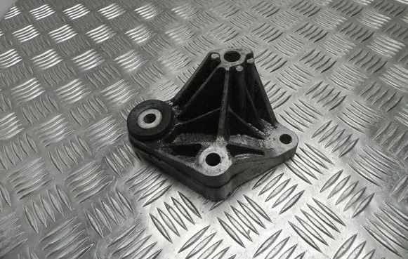 Ford Focus Engine mounting bracket AV616P093NA VD11307