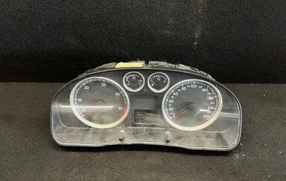 Volkswagen PASSAT B5.5 Speedometer (instrument cluster) 3B0920826A