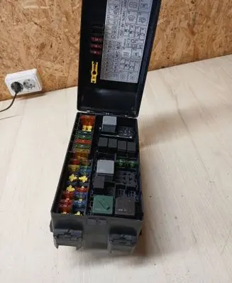Ford Focus Fuse module 518276100 2T38430 R9R11R16