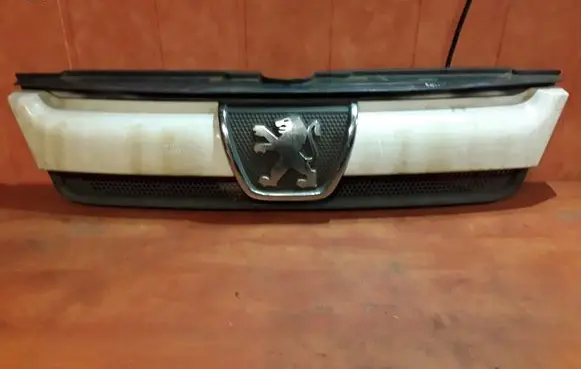 Peugeot Boxer Front bumper upper radiator grill 1304703070