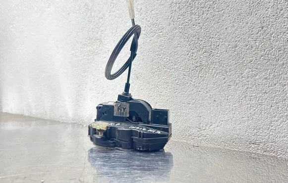 Opel Insignia A Front door lock 13503161