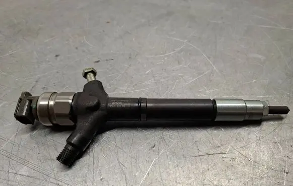 Toyota Avensis T250 Fuel injector 236700R050