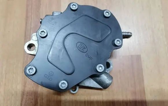 Volkswagen Touareg I Vacuum pump 07Z127025F 110503H LA2231010