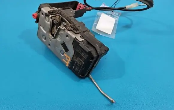 Opel Zafira B Rear door lock 13210739 IMPRK1576388