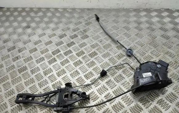 Volvo XC70 Front door lock 31253658