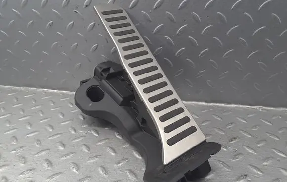 Volkswagen Jetta V Accelerator throttle pedal 74624110 01103972 746241