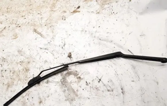 Nissan X-Trail T30 Front wiper blade arm