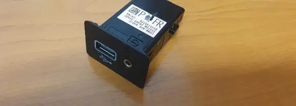Nissan Qashqai USB socket connector 031213522b 284h35fa0c