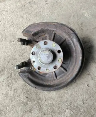 Volkswagen Golf V Rear wheel hub