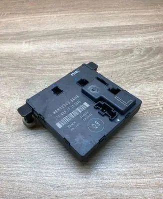 Mercedes-Benz E W211 Door control unit/module 2118201526 356805Left