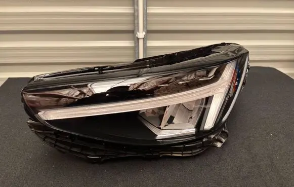 Volvo XC40 Headlight/headlamp 32404659
