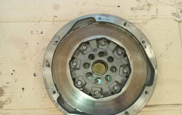 Renault Latitude (L70) Dual mass flywheel 8201004711