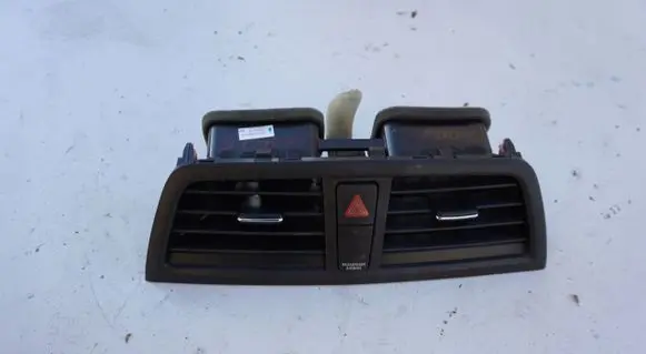 Suzuki SX4 S-Cross Dash center air vent grill
