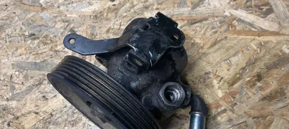 Peugeot Partner Power steering pump 26057304