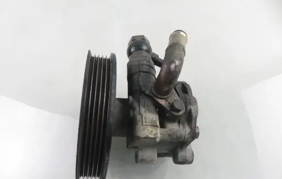 Volkswagen PASSAT B5 Power steering pump 8D0145156L