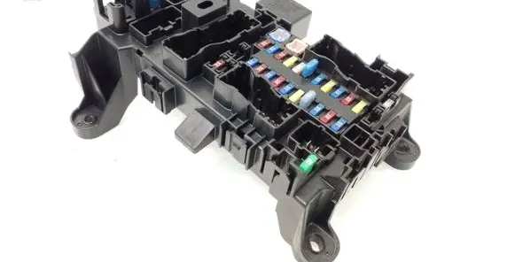 Suzuki Grand Vitara II Fuse module 3861084F21 05055K03 9421