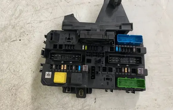 Opel Astra H Fuse module 13115937