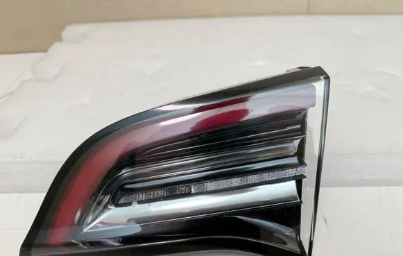 Tesla Model 3 Tailgate rear/tail lights J774020LE ARZ193090093010