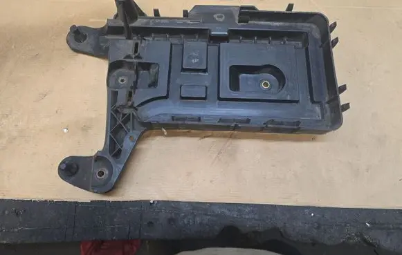 Volkswagen PASSAT B6 Battery box tray 1K0915333C