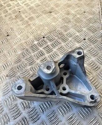 Jeep Cherokee Gearbox mounting bracket 68141735AC